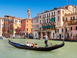 Гондольеры в Венеции изменили пассажировместимость гондол - туристы за время карантина растолстели