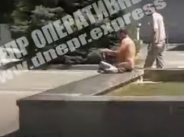 Украинец прославился, устроив купания нагишом в центре города (видео)