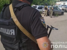 В Полтаве подозреваемый в похищении транспорта угрожает взорвать гранату, полиция ведет с ним переговоры