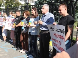 "Совок убивает медреформу". Под Конституционным судом собрался протест