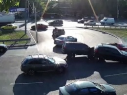 В Киеве сразу три водителя пытались "проскочить" - все закончилось серьезной аварией