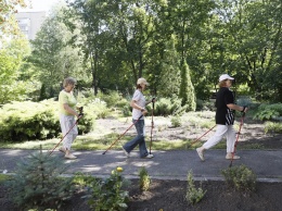 Скандинавская ходьба - полезный спорт для посетителей территориального центра города