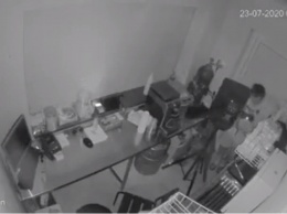 В Кирилловке камера наблюдения запечатлела момент кражи (ВИДЕО)