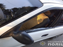 В Павлограде мужчина разбил стекло чужой машины, потому что его отказались везти