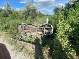 На Днепропетровщине автобус вылетел в кювет: 15 пострадавших, водитель скрылся
