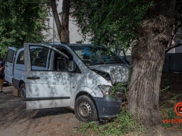 В Днепре на Академика Белелюбского Mercedes-Benz влетел в дерево: пострадали шесть человек