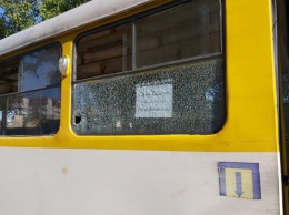 В Одессе хулиганы забросали трамвай камнями: разбито стекло, ранена пассажирка