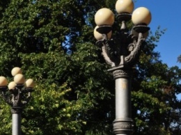 Бахматов рассказал, во сколько обошлась реконструкция старинного фонаря из Мариинского парка
