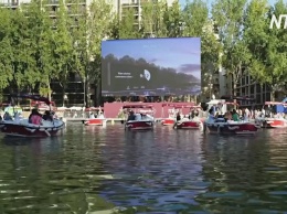 Кинотеатр на воде: у парижан появилось новое развлечение (видео)
