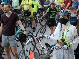 Велосипедисты перекрыли Крещатик, напоминая о своих правах
