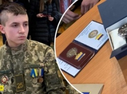 Впервые в истории Украины орден "За мужество" получил 17-летний парень: потерял часть руки, но спас 5 детей