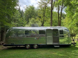 В сети показали 9-метровый дом на колесах от компании Airstream International