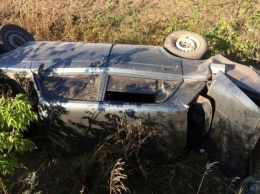 В Запорожской области автомобиль съехал с дороги и перевернулся: водитель погиб