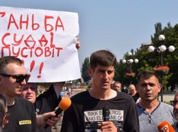 В Кривом Роге митинг в поддержку осужденного на пять лет "рикши Саши" перерос в митинг за право украинцев на самооборону