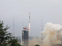 Китай вывел на орбиту три новых спутника