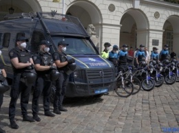 На улицы Львова выехали полицейские мотопатрули