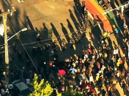 В Сиэтле полиция вступила в столкновение с неуправляемой толпой: более 20 полицейских пострадали (видео)