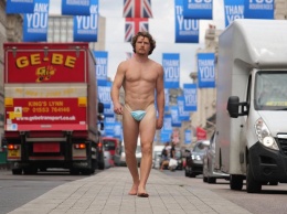 В Великобритании блогер в маске вместо нижнего белья прошелся по улицам Лондона