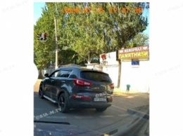 В Мелитополе водитель на КИА "не заметил" светофор (фото, видео)