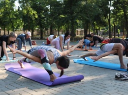 В парке Покрова проводят социальную йогу