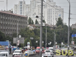 В Киеве поймали дерзкого нарушителя ПДД, который заставил остановиться десятки машин: видео