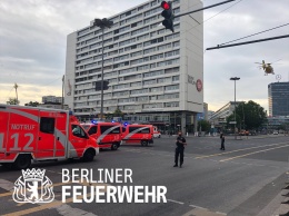 В Берлине автомобиль протаранил толпу людей: семеро раненных (ФОТО)