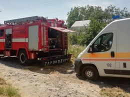 В Запорожье автомобиль "скорой" застрял в яме на дороге в частном секторе