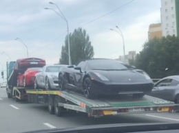 В Украине заметили впечатляющий автовоз с суперкарами (видео)