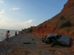 В Крыму машина рухнула с обрыва на пляж (ФОТО)