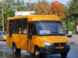 В Днепре маршрутка разъезжает со сломанным люком