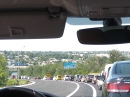 Люди массово покидают Кирилловку: на дорогах длинные пробки (ВИДЕО)