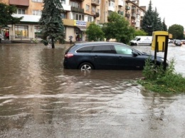 Сильные ливни подтопили подвалы в домах Франковска