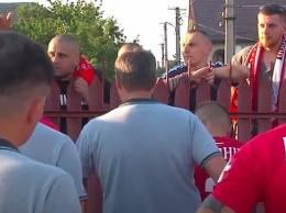 Фанаты луцкой Волыни повредили автомобиль съемочной группы "ПроФутбола" (видео)