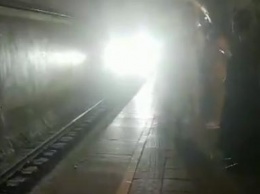 В сети показали, как выглядит станция киевского метро в момент отключения света (видео)