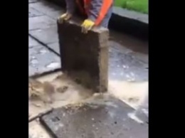 Коммунальщики отметились "феерическим" ремонтом тротуара - за это их "прославили" в сети (видео)