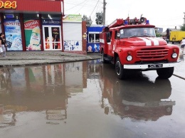 Застрявшие на косе авто, упавшее дерево и затопленная площадь: как в Кирилловке ликвидировали последствия непогоды