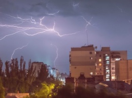 Фотограф сделала шикарные снимки грозы над курортным городом Запорожской области - фото