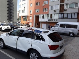 Упал с «многоэтажки» на крышу внедорожника: в Харькове разбился насмерть мужчина, - ФОТО