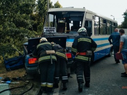 В Днепре на Киевской ВАЗ влетел в рейсовый автобус: водителя автомобиля полчаса «качали» медики