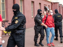 Протесты в Беларуси: ОМОН "связал" журналистов и людей из очереди на поддержку соперника Лукашенко