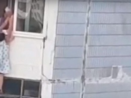 В Запорожье спасли женщину, повисшую на балконе 9-го этажа (видео)
