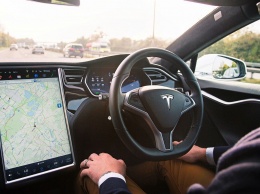 Обновленный автопилот Tesla впервые протестировали на сложных трассах (ВИДЕО)