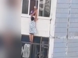 В Запорожье женщина висела на окне девятого этажа