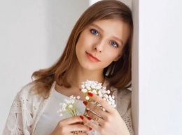 Звезда Папиных дочек Лиза Арзамасова похвасталась шикарным кольцом от любимого, который старше ее на 21 год