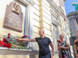 На здании Николаевского русдрама открыли мемориальную доску в память о его многолетнем руководителе Николае Кравченко (ФОТО)