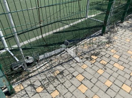 Общественный бюджет - все: спортивная площадка в одесском парке "Юность" разваливается через год после ремонта