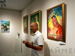 Лидер «Масок» открыл выставку своих картин в Горсаду