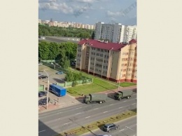 По Минск ездят колонны военных