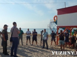 В Южном с боем повредили частный спасательный пост на пляже