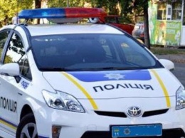 В Киеве мужчина с палкой с лезвиями на концах напал на прохожего